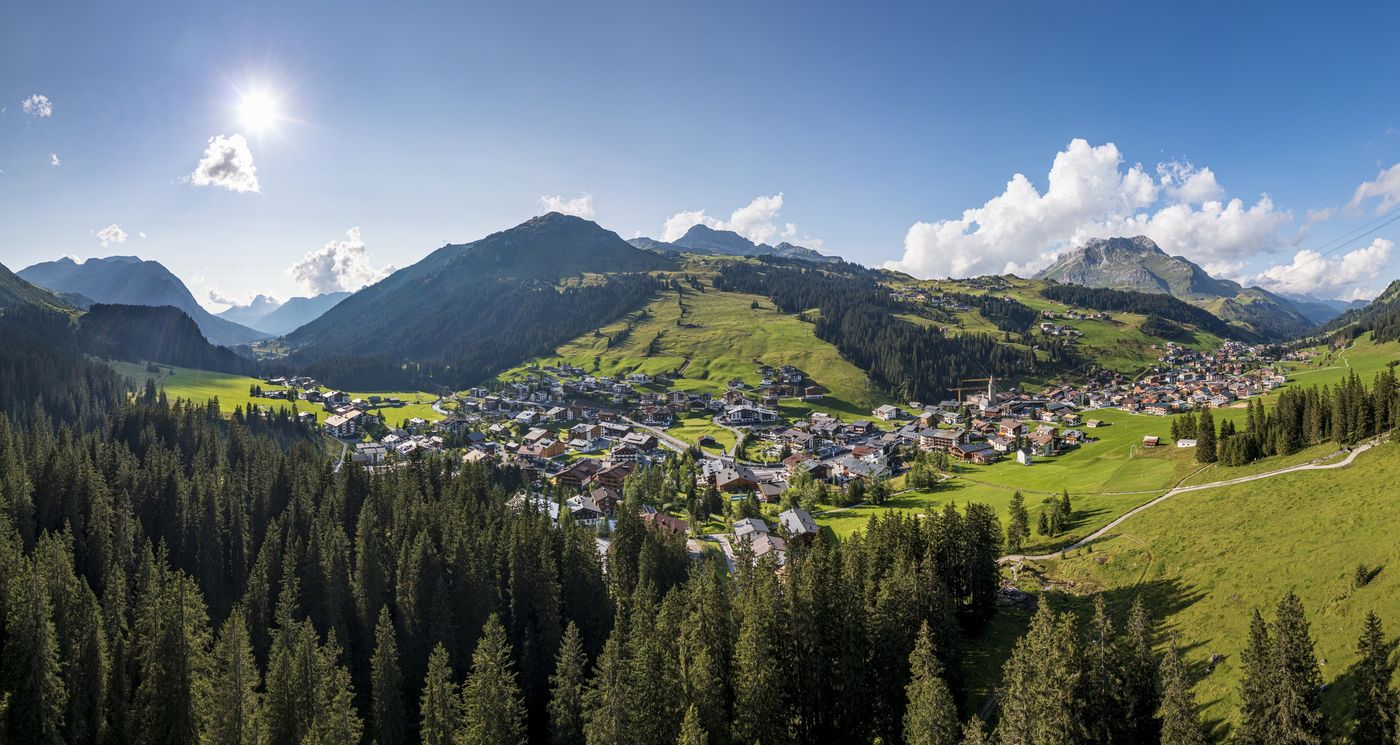 Bergpanorama mit Dorf in Vorarlberg